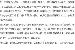 ?感慨万千！库里昨日采访前 静静看着库追汤巨幅海报 久久伫立